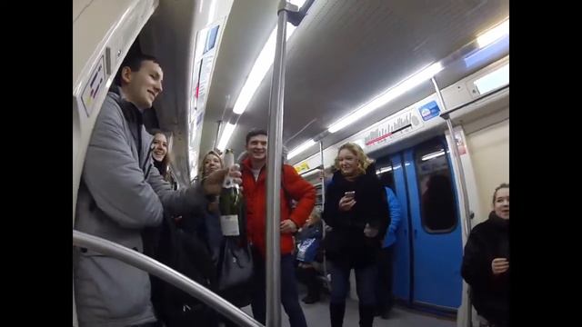 Новогодний вагон в Москве \ Каховка 2015 смотреть онлайн