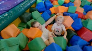 Батутный центр. Опасные игры в батутном центре