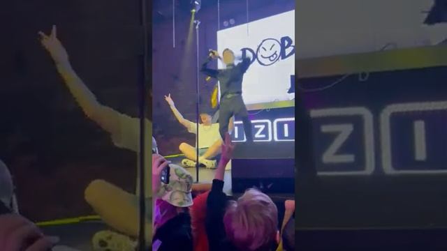 Это тумка на своей фан встречи поет свою песню: не теряйся смотреть онлайн