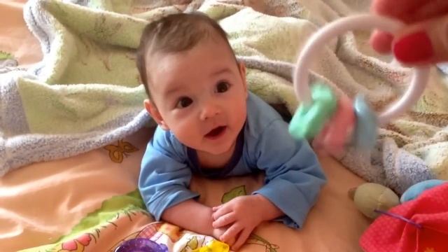 Первый звонкий смех малыша смотреть онлайн