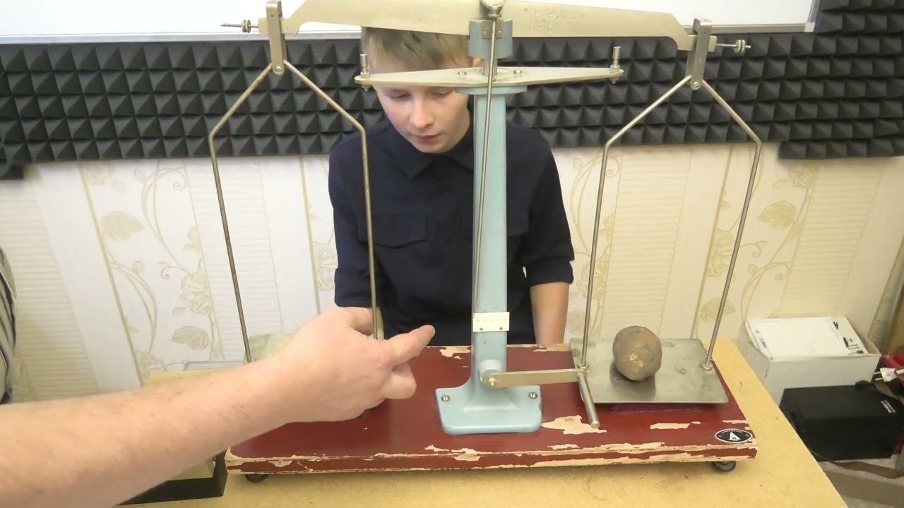 ГЛЕБ ИЗМЕРЯЕТ МАССУ КАРТОШКИ