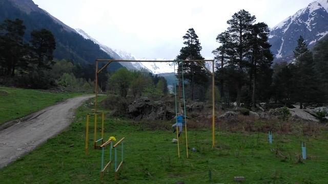 Самый высокий турник! Лесенка на подтягивания на высоте 2400м смотреть онлайн