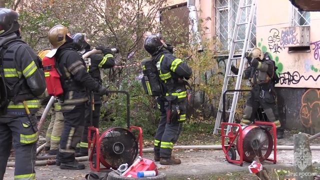 Впервые в Северной столице прошли опытные пожарно-тактические учения в многоквартирном доме смотреть онлайн