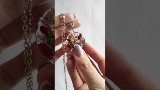 Красота правда? Украшения из смолы и цветов. Мой инстаграм @magia.shara #эпоксиднаясмола #resinart смотреть онлайн