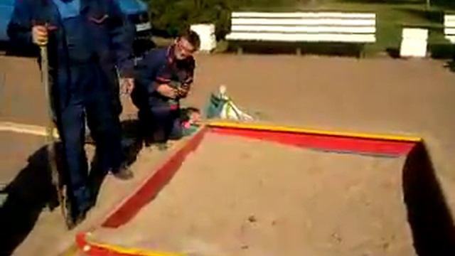 Починка песочницы на детской площадке в сквере Игне работниками Флоры