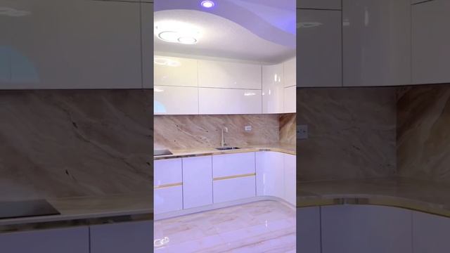 Стильная светлая глянцевая кухня с интегрированными ручками #shorts #кухни #стильныекухни смотреть онлайн