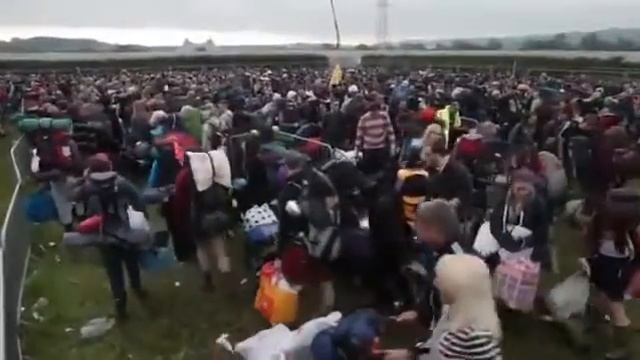 The festival swarm descends, Gates open at the Glastonbury Festival, 2013 смотреть онлайн