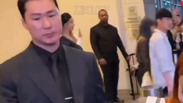 how Yunjin treats her fans in America gets VIRAL смотреть онлайн