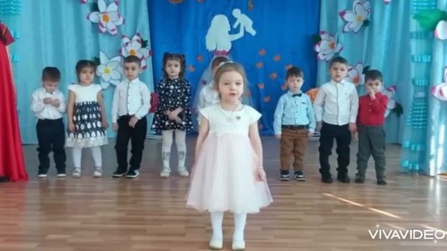 В детском саду прошёл утренник. смотреть онлайн