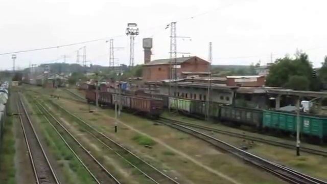 ⇕ ⇕ Оторвался один вагон, потом ещё четыре// One car, then four more has come off structure смотреть онлайн