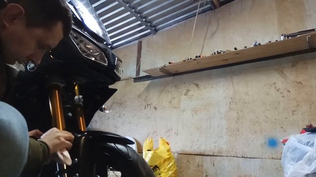 Чистим вилку на мотоцикле (на примере Yamaha MT-09 Tracer). Чтоб вилка не потела! Мотосовет-лайфхак смотреть онлайн