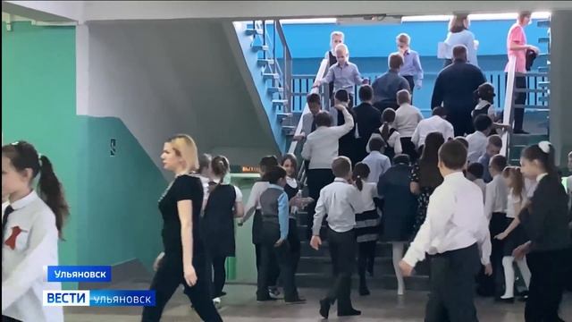В Ульяновске эвакуировали сразу три школы после анонимных сообщений о минировании. смотреть онлайн