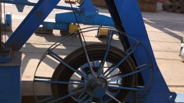 Большие краны грузят тяжелые грузы. Видео для детей. Large cranes load heavy loads. for children.