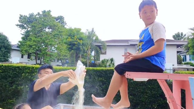 Dunk Tank Game with Bug's Family смотреть онлайн