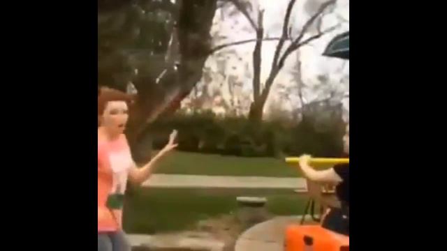 fighting between two girls lets see who win .... смотреть онлайн