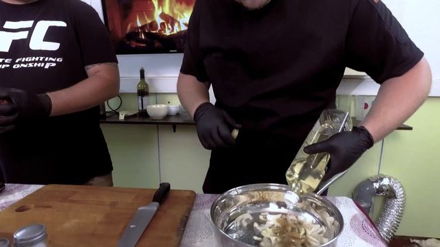 Как приготовить соччный мощщный Бургер с коул слоу? смотреть онлайн