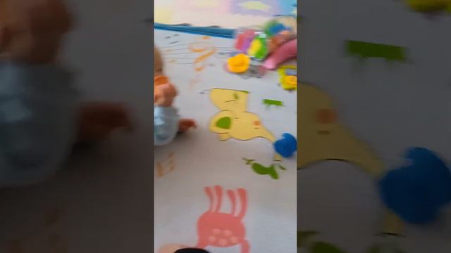 Двойняшкам 6,5-7 месяцев. Различия в навыках ползания. Отстаивание границ. смотреть онлайн