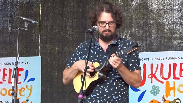 Ukulele Hooley By The Sea 2019 - James Hill - Billie Jean смотреть онлайн