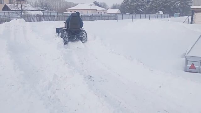 Продолжаем испытания самодельного гусеничного минитрактора на уборке снега. 2023 год. смотреть онлайн