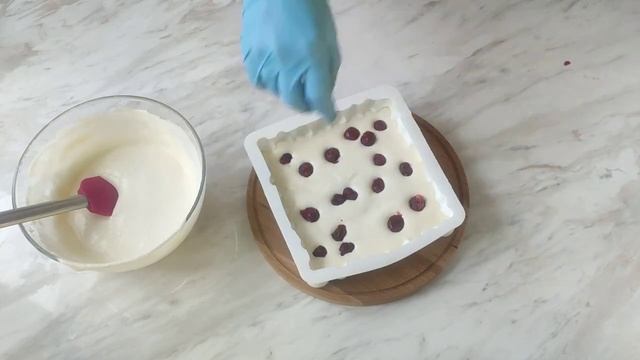 Муссовый торт с миндальным бисквитом, сливочным муссом и вишней. + рецепт зеркальной глазури.