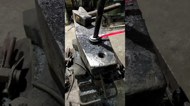 Изготовление кованого штопора для вина и открывалки для пива в одном исполнении.