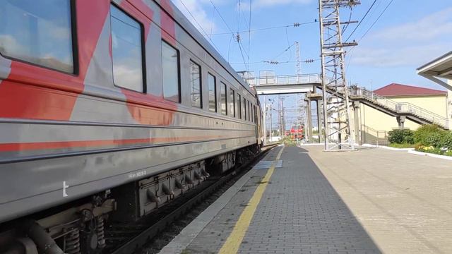 Скорый поезд Москва-НовыйУренгой отправляется со станции Балезино смотреть онлайн