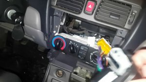 Замена штатной магнитолы Nissan Almera 2001