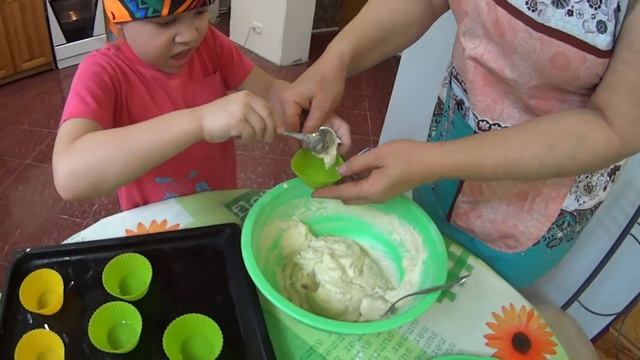 Кексы "Сладкий Рай" с внучкой Настей (6 лет) ! Cupcakes "Sweet Paradise" with granddaughter Nastya смотреть онлайн