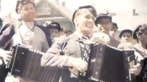 Ах мамочка ,НА САНОЧКАХ,  каталась я не с тем.   Песня задорная ,народная, блатная ,хороводная.