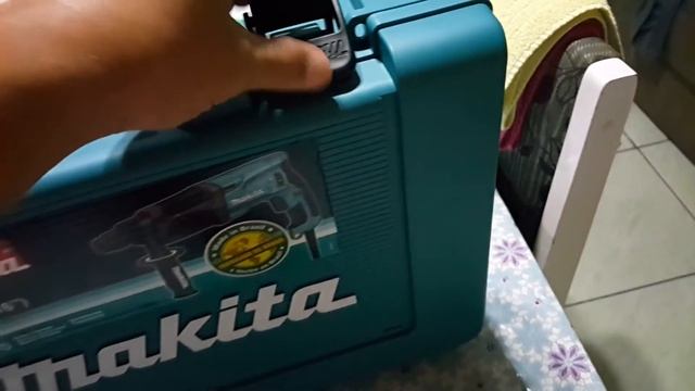 Martelo Combinado Rotativo Rompedor 780 Watts MAKITA-HR2470 смотреть онлайн