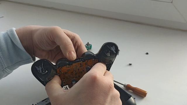 Устранение "залипания" стиков.Без помощи паяльника. смотреть онлайн