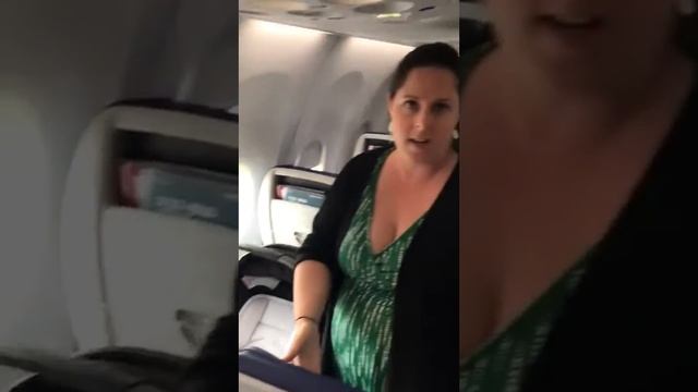 Installing an infant seat on the plane смотреть онлайн