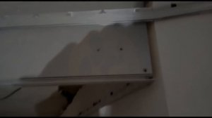 Потолочный плинтус на натяжном потолке