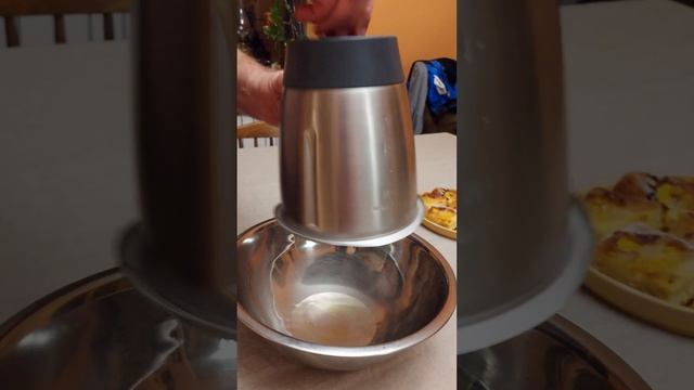 Wyjmowanie ciasta z Thermomix-a z pomocą kluczyka do obracania noży. смотреть онлайн
