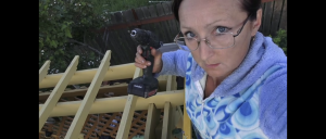 6 соток 10 июня 2024 года. Хроника. Обиваю компостную яму.. Креплю детали к перголе беседке..