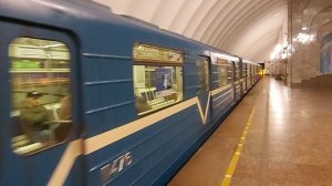 Прибытие метропоезда на станцию Старая Деревня, Санкт-Петербург
