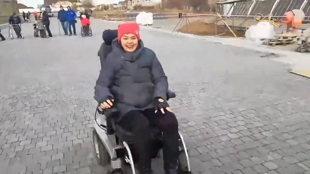 Поездка на электро коляске смотреть онлайн