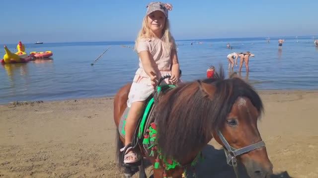 Катаюсь на пони Ромео в Анапе смотреть онлайн