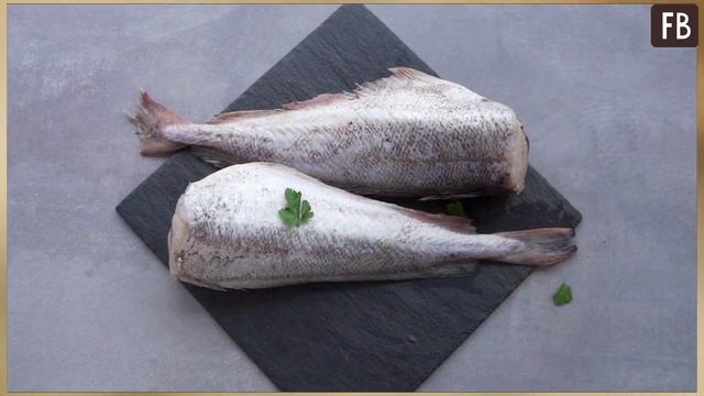 Как почистить рыбу, чтобы чешуя не летела во все стороны. Интересный способ смотреть онлайн