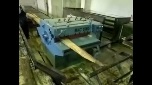 Работа кромкообрезного многопильного станка в составе линии лесопиления смотреть онлайн