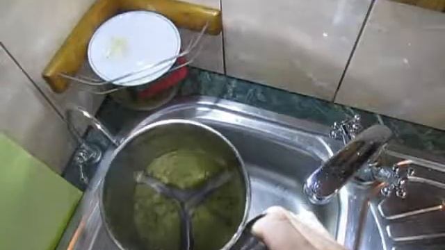 Моем горчицей (необычный дозатор). смотреть онлайн