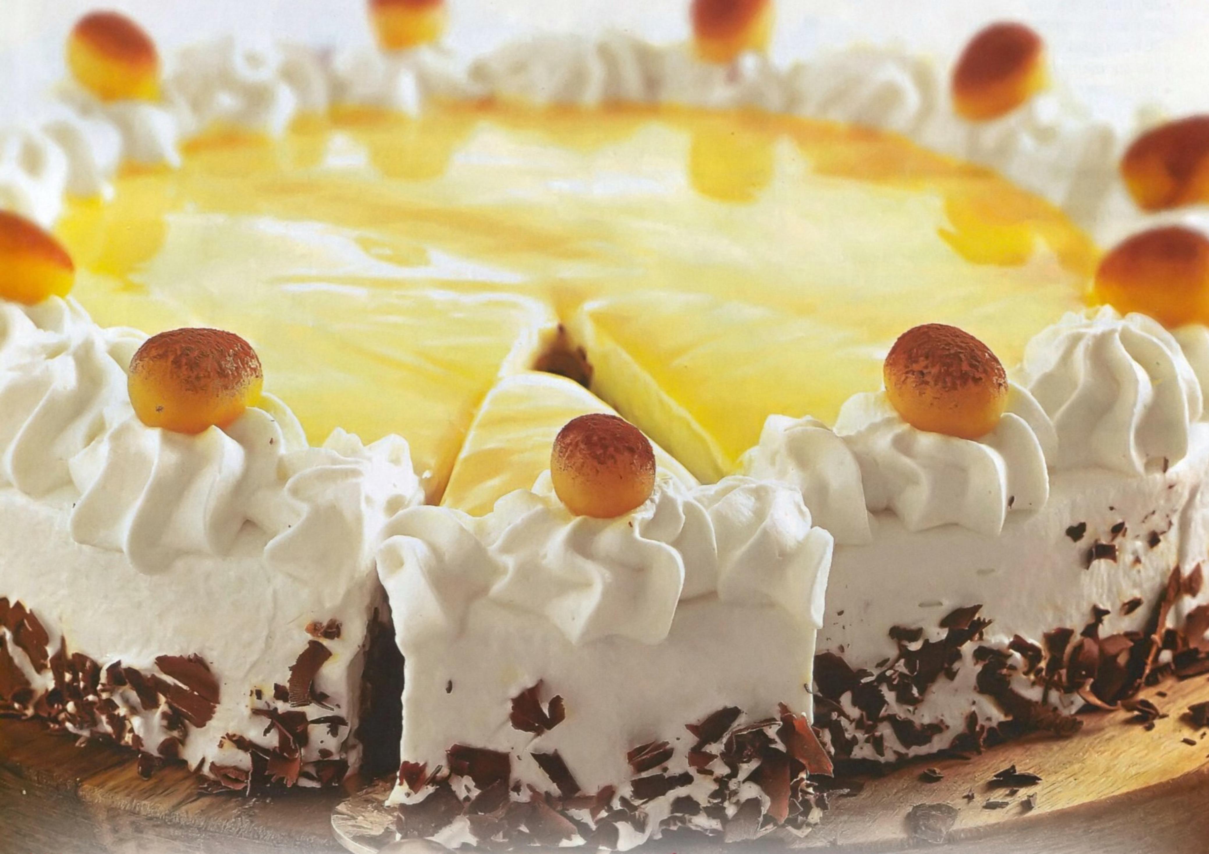 Шоколадно-ореховый торт со взбитыми сливками. Сладкоежкам на радость смотреть онлайн