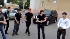 Чеченцы танцуют лезгинку