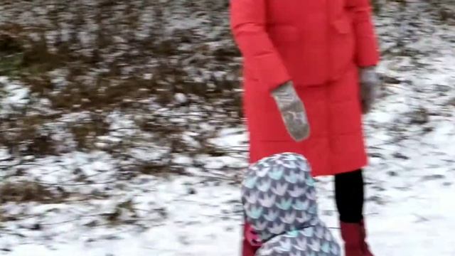 Катание с горки. Зимние забавы. Видео для детей. Даша Скворцова. смотреть онлайн