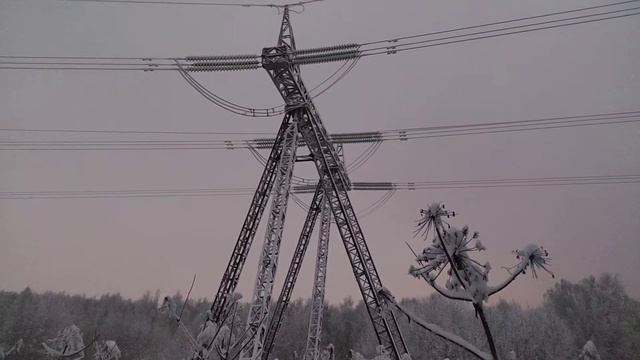 Мощный треск ЛЭП 500 кВ, опора и провода в изморози. смотреть онлайн