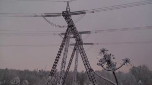 Мощный треск ЛЭП 500 кВ, опора и провода в изморози.