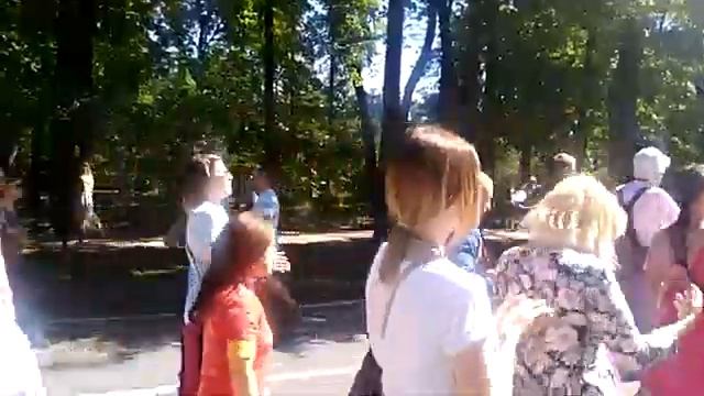 Преданные поют Мантру «Харе Кришна». Обратите внимание на свечение ауры над головой смотреть онлайн