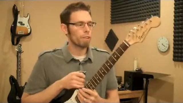 Squier by Fender MINI Strat Electric Guitar смотреть онлайн