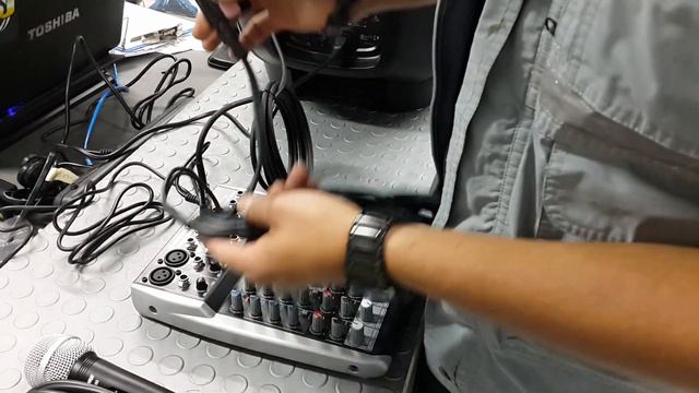Behringer Xenyx QX1002USB смотреть онлайн