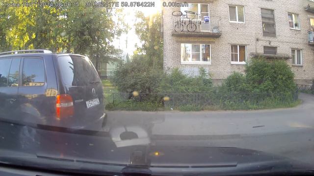 Прокалывает колеса. г. Кировск /Gorod47.ru/ смотреть онлайн